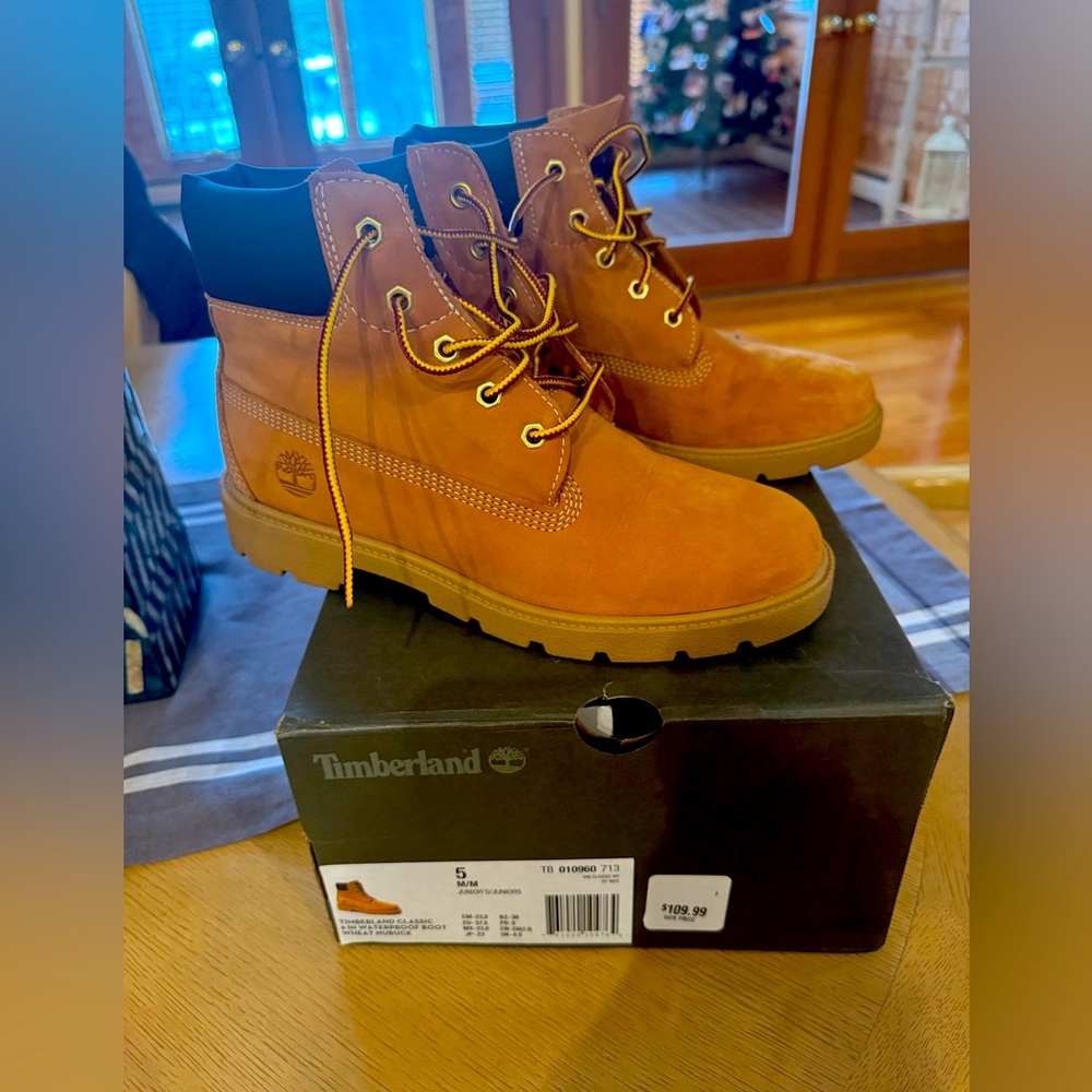Junior boys Timberland size 5, very good condition